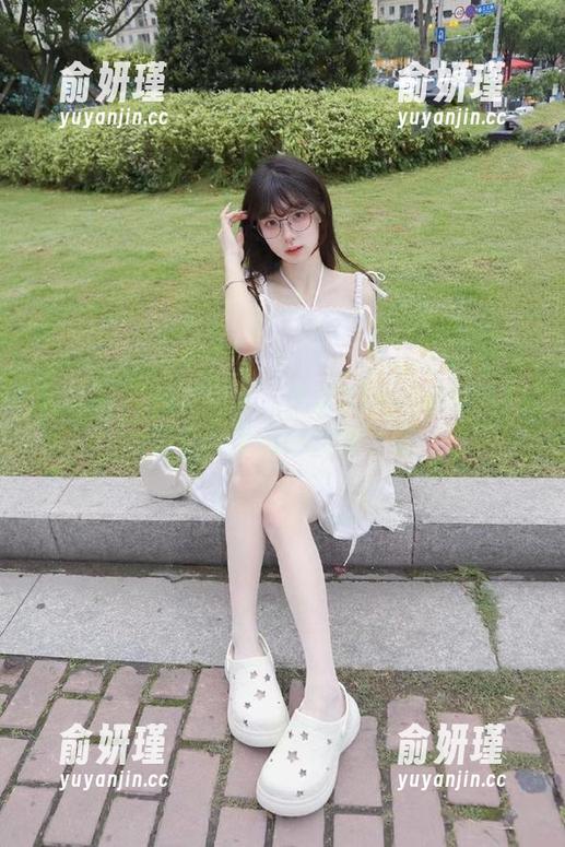 秀人网 - 视觉盛宴：果果Nikki美足写真图包带来的时尚新体验