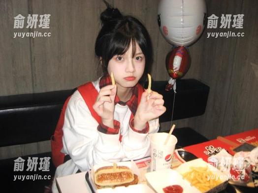 秀人网 - 盼盼龙女sunny的JK写真图包，细腻光影展现绝美风情！