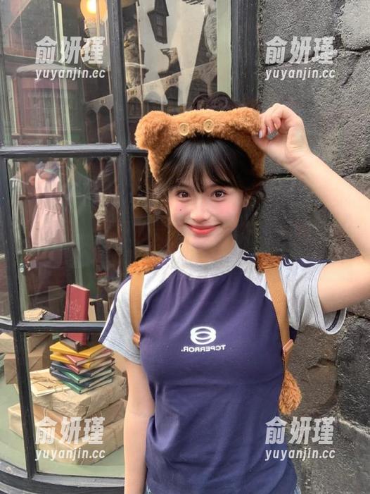 秀人网-艺轩 秀人网 - 艺轩的圣诞写真图册:柔和光影下的节日幻想与美好故事