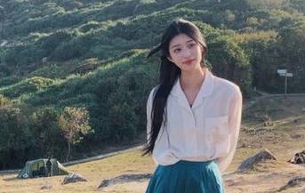 秀人网 – 陆萱萱cecillia的白衬衫写真带来视觉福利,重塑时尚的定义与边界