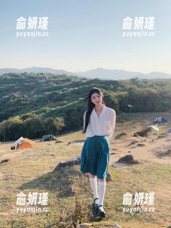 秀人网 - 陆萱萱cecillia的白衬衫写真带来视觉福利，重塑时尚的定义与边界