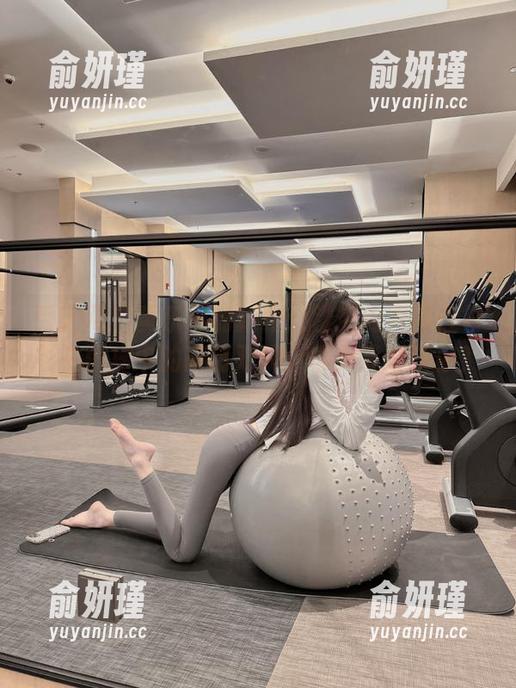秀人网 - 黄乐然的新作：镂空内衣与白衬衫在图库中的高清对决，谁更能俘获你？