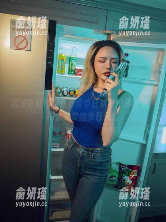 秋和柯基 沉浸在秋和柯基万圣节狂欢私拍原图中,探索另类的节日风情