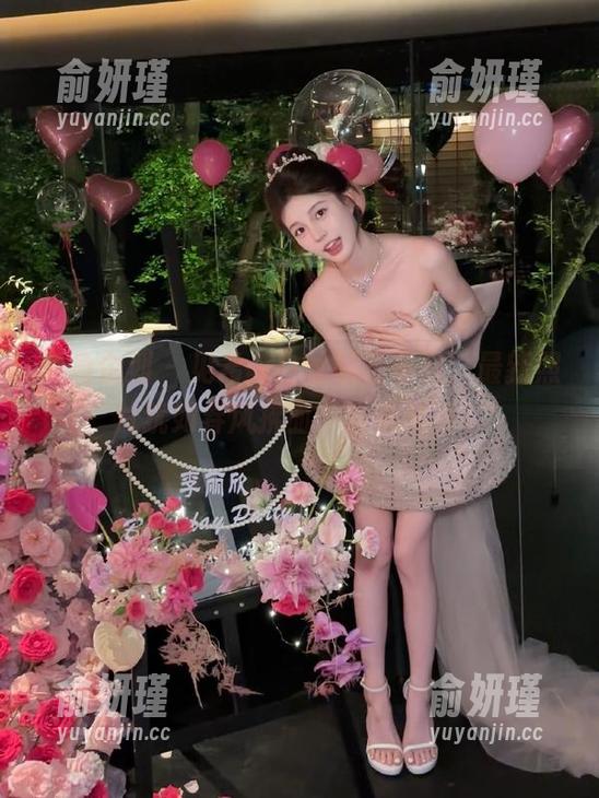 紧急企划 - 见希w白丝制服写真，最新照片犹如春风拂面，暖意满满！