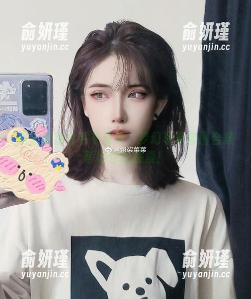翎柒菜菜 翎柒菜菜白毛衣系列:梦幻写真套图合集等待你的探索!