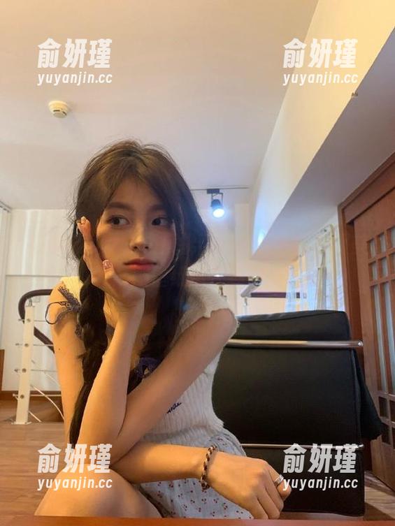 花漾show - 海风拂面，黄乐然水手服美图壁纸尽在其中