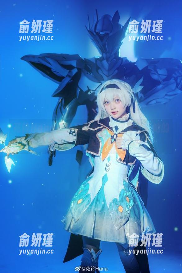 花铃Hana灰丝写真合集：深情分享她的优雅与灵动，让人难以忘怀
