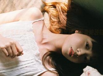 语画界 – 徐莉芝Booty纯白写真在线专辑，探索她独特视角下的绚丽与纯粹。