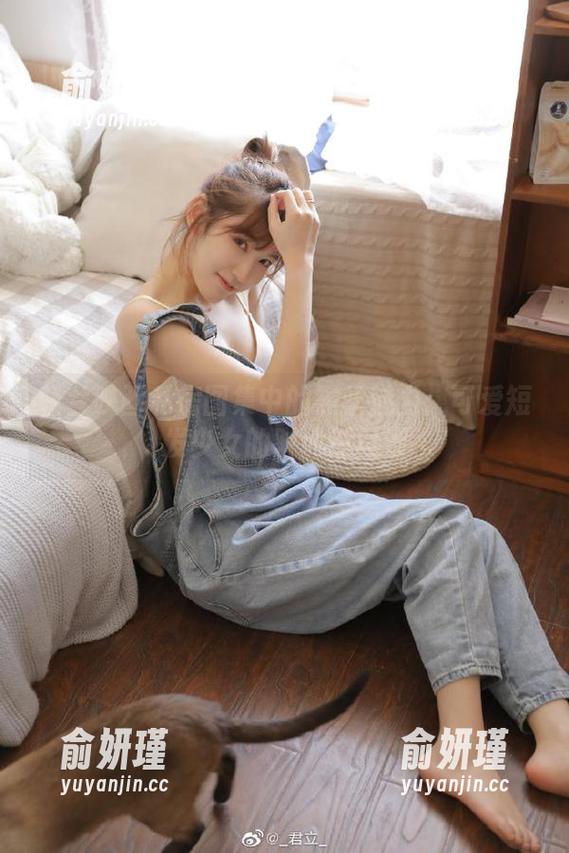轻兰映画私房图集中的黑丝魅力：可爱短发少女的时尚新风潮