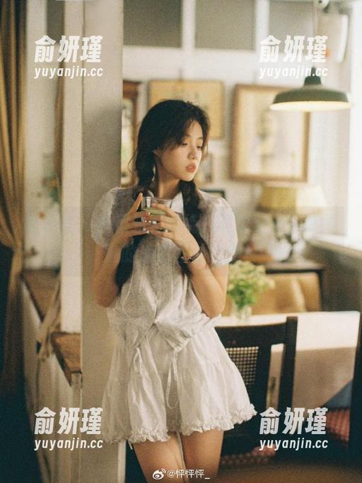 铁锤姐姐 微密圈 - 铁锤姐姐的纯白写真登场,观看她的美丽图片时刻!