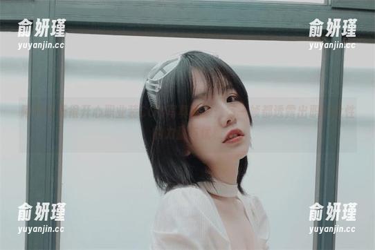 阿半今天很开心 阿半今天很开心职业装COS写真图集:每一帧都透露出职场女性的力量与优雅