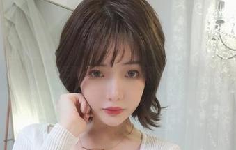 雯妹不讲道理白丝魅力无限,超赞套图等你下载,快来感受她的魅力吧!