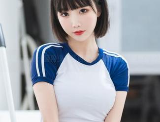 面饼仙儿的动人瞬间:脑内少女红色束衣写真美图,点燃你的视觉盛宴