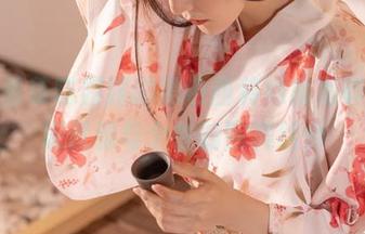 探索香草喵露露的黑色西装私房写真,展现优雅与个性的完美结合