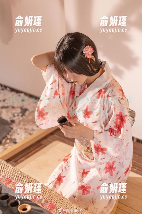 香草喵露露 探索香草喵露露的黑色西装私房写真,展现优雅与个性的完美结合