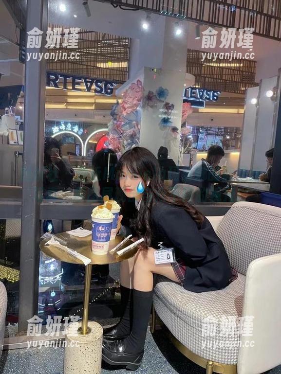 魅妍社-Manuela玛鲁娜 魅妍社 - 走近Manuela玛鲁娜的裤里丝写真,原图展现出与众不同的视角!
