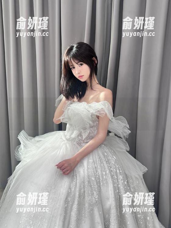微密圈 - 免费图集：黎允熙的绿色漏背裙精彩瞬间，穿越时光感受时尚与优雅！