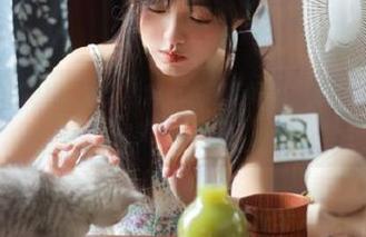 微密圈 – 图册揭秘:黎允熙穿上灰色后妈裙,演绎时尚与性感的完美结合合集!